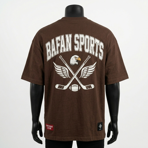 Camiseta premium oversize para hombre, 200 GSM, jersey de algodón peinado suave, color marrón oscuro, con parche deportivo estampado. - Product Image 3