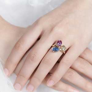 แหวนมอสซาไนต์สามเม็ด สีชมพู ฟ้า เหลือง น้ำหนัก 1 กะรัต แต่ละเม็ด รูปทรงหลากหลาย ชุบโรเดียม เงินแท้ 925 เครื่องประดับทันสมัยสำหรับคนรัก - Product Image 4