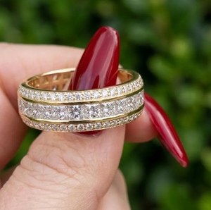 Anillo de Boda de Alta Calidad con Tres Hileras de Diamantes Cultivados en Laboratorio, Corte Princesa de 7MM de Ancho, Claridad VVS2, Engastados en Puntas, Chapado en Oro, Certificado IGI - Product Image 5
