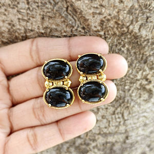 Pendientes de tuerca audaces de latón macizo chapado en oro de 18 quilates con piedra ovalada pulida de ónix negro de estilo neo-gótico para mujer, con cierre a presión - Product Image 5