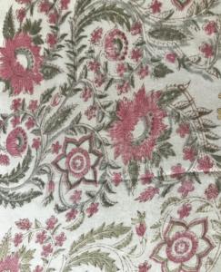 Tela de algodón estampada a mano – Diseño floral y de enredaderas estilo Mughal |   Textil Indio Rosa y Verde Oliva - Product Image 1