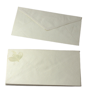 Oferta Especial: Sobres Ecológicos de Papel de Algodón Reciclado Hechos a Mano con Impresiones de Hojas Frescas en el Esquinas - Product Image 1