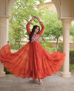 Leranath Fashion Robe Anarkali Rouge Traditionnelle Longue pour Femme, Col Indien, pour Festivals et Mariages en Inde, en Matériaux Recyclés - Product Image 1