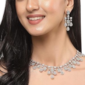 Ensemble collier et boucles d'oreilles en alliage plaqué argent, cristaux verts, strass, design goutte d'eau, pour femmes, style classique de mariage - Product Image 4