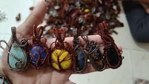 Pendentifs en pierres précieuses faits à la main en gros, enveloppés de fil de cuivre |   Pendentifs en cristal naturel Arbre de Vie |   Bijoux en pierres de guérison en gros - Product Image 3