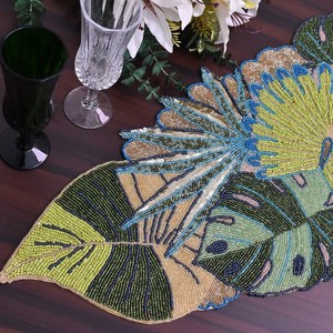 Mantel Individual de Tela Hecho a Mano con Diseño Bohemio Bordado en Verde, Azul y Dorado - Product Image 4