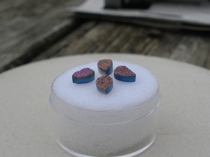 Gemas de Cuarzo Drusy de 4 Facetas en Forma de Pera en Tonos Rojos y Púrpuras de 6x4mm Cada Una para la Fabricación de Joyas - Product Image 3