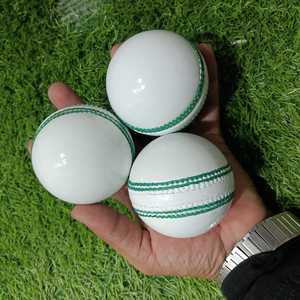 Balles de cricket blanches de qualité supérieure avec surpiqûres vertes, quatre balles en cuir blanc de qualité supérieure, balles de cricket avec coutures de qualité supérieure - Product Image 3