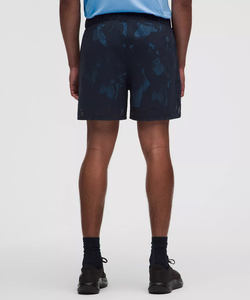 Découvrez des shorts cargo pour hommes durables, conçus pour un confort et une utilité maximales, dotés de matériaux de qualité supérieure et de poches sécurisées. - Product Image 1
