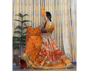 Robe afghane moderne pour soirée, en soie orange, avec dupatta orné de sequins et de miroirs, style contemporain Perahan Tunban, tenue afghane festive - Product Image 1