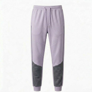 Survêtement pour homme en tissu léger et respirant, au design moderne, parfait pour l'entraînement en salle de sport et une utilisation quotidienne active. - Product Image 3