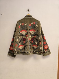 Abrigo de Terciopelo Caqui Artesanal con Bordado Suzani para Mujer, Diseño Floral de Jardín, Chaqueta Étnica Boho, Proveedor Mayorista de Moda - Product Image 2