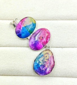 Pendentif artisanal à trois pierres en quartz solaire teinté naturellement, serti de laiton, style bohème géométrique, bijoux en pierres précieuses en gros - Product Image 4