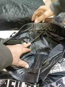 กางเกงขาสั้นผู้ชายทรงหลวม หนังเทียม ระบายอากาศได้ดี น้ำหนักเบา สไตล์ไฮสตรีท พิมพ์ลายตัวอักษร ผ้าวอร์สเต็ดรักษ์โลก ซิปหน้า - Product Image 3