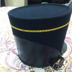 Casque shako napoléonien français, probablement une reproduction. Il est orné d'un pompon (plume) rouge distinctif sur le dessus du chapeau en cuir. - Product Image 3