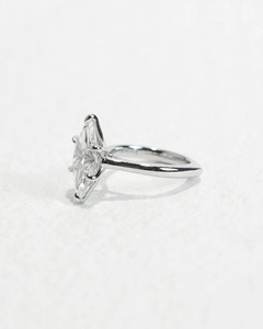 Anillo de compromiso minimalista de oro blanco de 14k con diamante marquesa de 1.90CT cultivado en laboratorio, solitario de 6 garras con vástago europeo, claridad VVS2, IGI - Product Image 4
