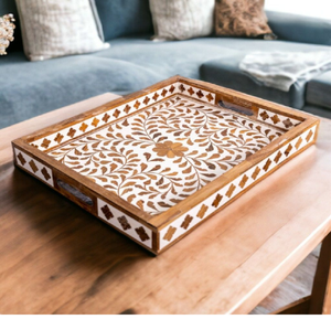 Bandeja de servir con incrustaciones de hueso en forma de hoja azul, disponible a precios de mayorista, con un motivo de enredaderas y borde de mosaico sobre resina blanca. - Product Image 5