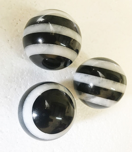 Esfera de Ágata Blanca y Negra, Piedra Preciosa Natural Hecha a Mano, Cristal Impermeable para Decoración del Hogar, Exportaciones de Cristal de Gujarat-Amayra - Product Image 2