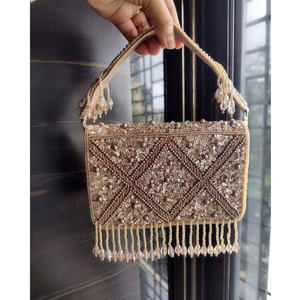 Pochette de mariée élégante en perles d'ivoire et ornée de motifs floraux brodés à la main, avec détails à franges vintage, pour mariage de luxe - Product Image 2