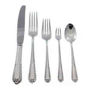Un ensemble de couverts entièrement en acier inoxydable, tendance dans l'industrie, apporte commodité et uniformité à la table. - Product Image 4