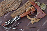 Hache de survie en acier au carbone de qualité industrielle, forgée à la main, motif crâne, manche en bois de rose et cuir, pour la chasse et les activités de plein air