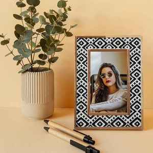 Cadre photo en résine 4x6 pouces, motif géométrique noir et blanc, décoration artistique pour la maison - Product Image 1