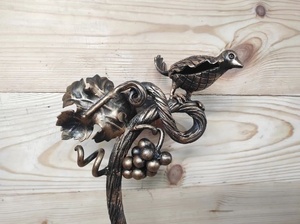 Manija de hierro forjado para puerta de estilo clásico, con motivos de pájaros y enredaderas. - Product Image 2