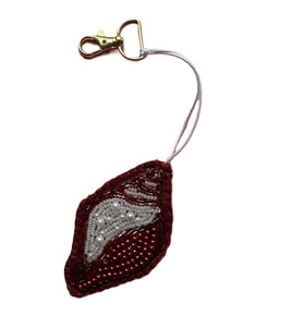Porte-clés artisanal brodé de perles de rocaille avec motif unique, perles de verre décoratives faites à la main pour femme - Product Image 2