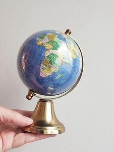 Globo terráqueo de acero inoxidable pulido a espejo con detalles del mapa grabados con láser y un pilar de latón macizo pesado para salas de juntas - Product Image 4