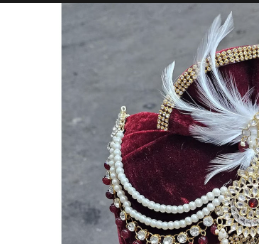 Turbante Dulha Pagri de terciopelo granate con cuentas de perlas y decoración de plumas, tocado tradicional indio para novio en bodas. - Product Image 3