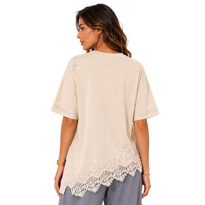 Blusa beige extragrande con dobladillo de encaje ornamentado, camisa de mujer con hombros caídos, manga corta, top casual personalizado con pedrería brillante - Product Image 2
