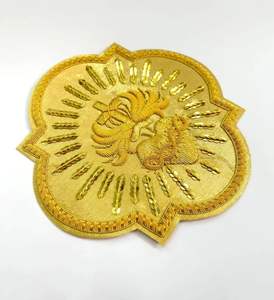 Applique de luxe brodée à la main Cœur Sacré, effet 3D en relief, finition résistante à l'eau, tissu doré pour vêtement de cérémonie - Product Image 2