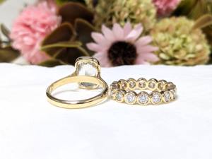 Anillo de compromiso de lujo con moissanita de corte cojín de 3.75 quilates, engaste de bisel, anillo llamativo apilable de oro amarillo macizo de 14k - Product Image 3