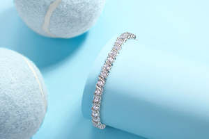 Pulsera de Diamantes Personalizada en Oferta con Acabado Elegante para Amantes de la Joyería Fina, Accesorios de Moda de Lujo Disponibles para la Venta - Product Image 3