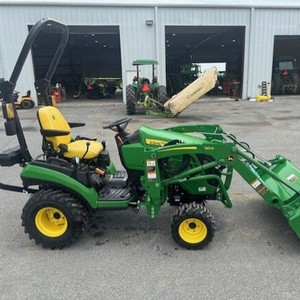 Tractor de Ruedas John Deere 1025R Usado de Alta Calidad con Cabina, Motor a Gasolina Autopropulsado, Multifuncional, en Buenas Condiciones - Product Image 3