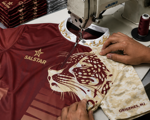 เสื้อโปโลซับลิเมชั่นขายส่งจำนวนมากสำหรับผู้ชาย เสื้อโปโลพิมพ์ลายตามสั่ง ชุดยูนิฟอร์มกอล์ฟ เสื้อเจอร์ซีย์คุณภาพสูงจากโรงงาน - Product Image 4