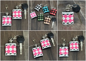 Nouvel Arrivage Mini Flasque à Cuir Faite Main à Motif Damier Coloré, Porte-clés en Cuir Véritable, Accessoire Promotionnel - Product Image 3