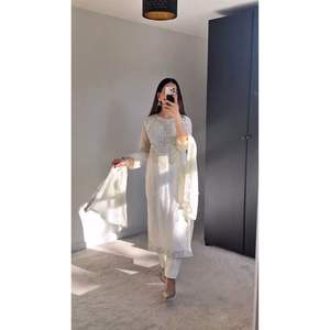 ชุดสูทปาร์ตี้สำหรับผู้หญิงดีไซน์เนอร์เสื้อแฟนซีพร้อม dupatta และชาราระเย็บอย่างเต็มที่สำหรับโอกาสพิเศษ - Product Image 1