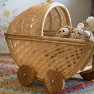 Poussette moderne pour poupées, chariot de jeu élégant pour chambre d'enfant, poussette décorative faite à la main pour meubles d'enfants - Product Image 2