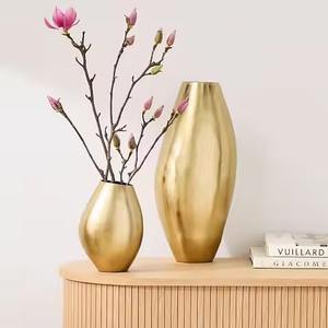 Florero Metálico Decorativo Contemporáneo, Elegante Pieza para Arreglos Florales, para Diseño de Interiores - Product Image 1