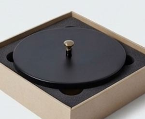 Boîte de rangement ronde en métal avec couvercle noir et intérieur doré pour la cuisine, design minimaliste, support anti-poussière pour vaisselle - Product Image 6
