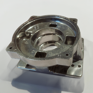 Componente de aluminio fundido a presión con acabado vibrado - Product Image 1