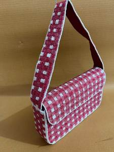 Sac bandoulière rectangulaire à rabat en perles de verre à carreaux rouges et blancs fait main avec sangle MS Handicraft Ms-wc-001 - Product Image 3