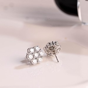 Pendientes de tuerca con racimo de moissanita VVS de corte redondo brillante, estilo floral, de plata de ley 925, regalo clásico de aniversario para parejas - Product Image 1