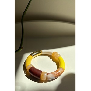 Pulsera de Resina Artística con Detalles Únicos Acabados a Mano, Joyería Contemporánea para un Estilo Diario Elegante - Product Image 1