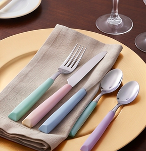 Ensemble de couverts minimalistes avec manches en plastique colorées, couteau, fourchette et cuillère en acier inoxydable, compatibles lave-vaisselle, pour la table de fête - Product Image 5