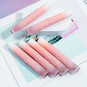 Brillo Labial Mate en Tubo Rosa Degradado con Diseño Floral en Relieve, Tinte Labial de Larga Duración, Alta Pigmentación y Sin Transferencia - Product Image 4
