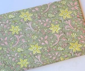 Tissu en coton imprimé floral vert sauge de qualité supérieure, imprimé traditionnel indien, textile pour la confection de vêtements, la décoration intérieure - Product Image 3