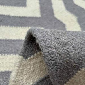 Alfombra Dhurrie de algodón y lana artesanal en tamaño 2x3 para sala de oración y áreas de estar conscientes - Product Image 5