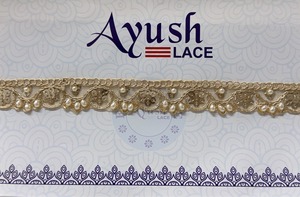 Bordure en dentelle festonnée brodée de perles et de miroirs de qualité supérieure pour les designs ethniques indiens de sari, kaftan, lehenga, blouse et tenues de mariée - Product Image 2